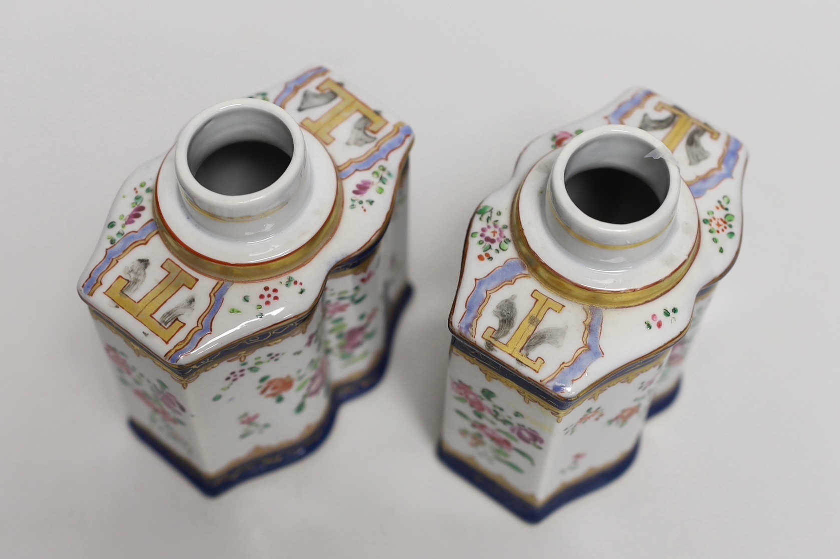 A pair of Paris porcelain armorial porcelain tea caddies, in Chinese style, 12.5cm high